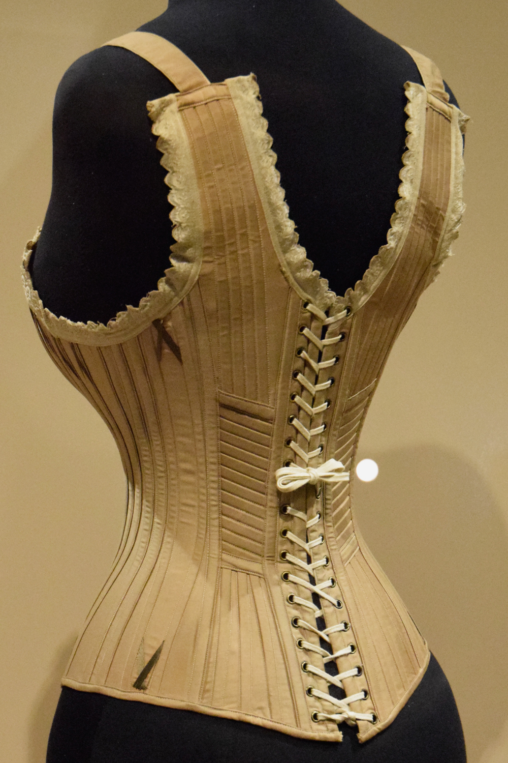 undressed-corset-vanda-thewomensroomblog